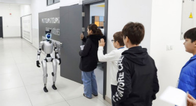 Bu İlçede Sınava Giren Öğrencileri İnsansı Robot Karşılıyor