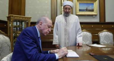 Cumhurbaşkanı Erdoğan, Kurban Bağışını Türkiye Diyanet Vakfı’na Yaptı