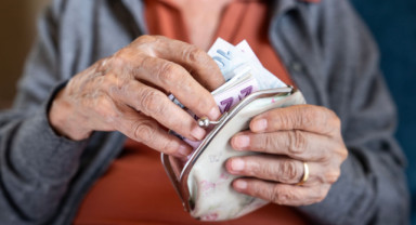 Nisan Ayı Yaşlı ve Engelli Aylıkları Hesaplara Yatırılmaya Başladı