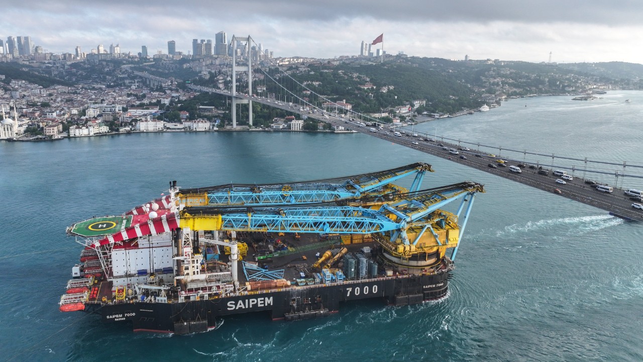 Dev Vinç Gemisi Saipem 7000 İstanbul Boğazı'ndan Geçiyor