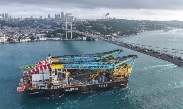 Dev Vinç Gemisi Saipem 7000 İstanbul Boğazı'ndan Geçiyor