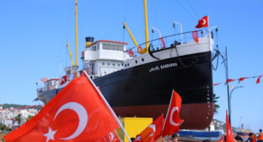 Bandırma Vapuru İstiklal Meydanı'ndaki Yeni Yerine Taşındı
