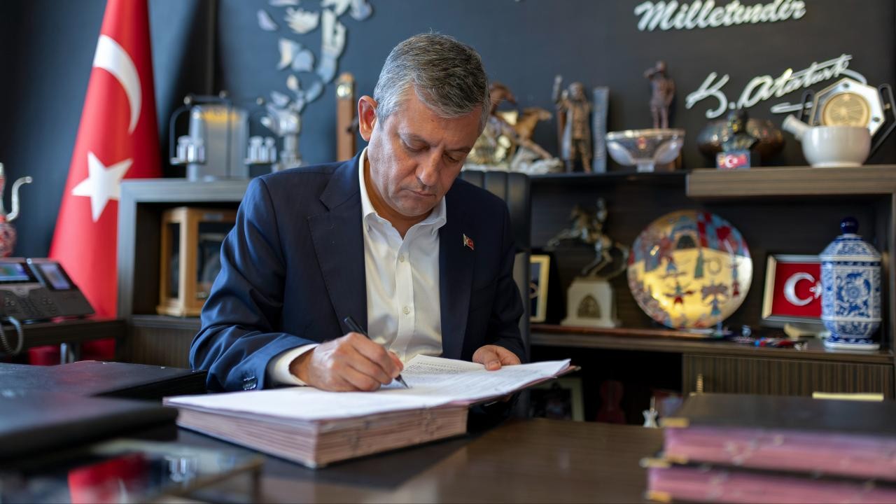 Özgür Özel ve 90 Milletvekili CHP'den İstifa Etti: Yeni Parti Kuruldu
